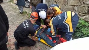 Freni boşalan otomobil adama çarptı