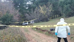 Boşandığı eşini otomobilde vurup canına kıydı