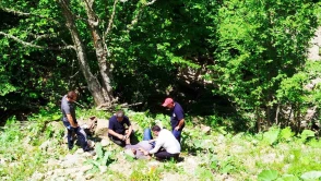80 metreden şarampole devrilen otomobildeki 3 kişi yaralandı