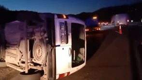 Bariyerlere çarpan araç yan yattı