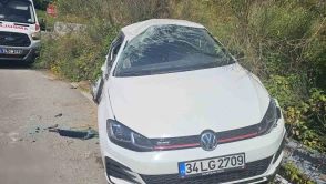 Taklalar atan otomobil uçuruma yuvarlanmaktan son anda kurtuldu: 5 yaralı