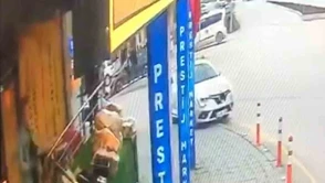 Aydınlatma direğine çarpan otomobil kamerada