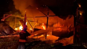 Samanlığa yıldırım düştü: Samanlık ve traktör alev alev yandı