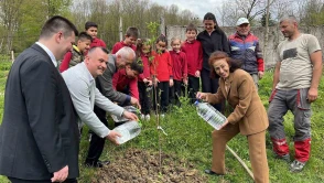Gazetecilerden Anlamlı Jest: 19 Yıl Sonra Okulda Öğrencilerle Buluşup Hediyeler Dağıttılar