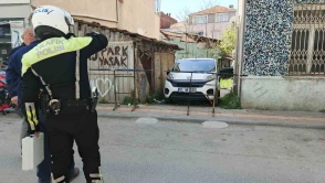 Kaldırımı kapatan bariyer kazaya neden oldu: 2 yaşındaki çocuk yaralandı