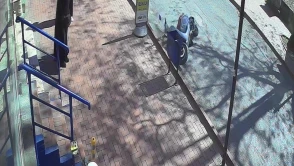 Motosikletli yayadan kaçarken kaza yaptı