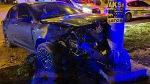 Otomobil Kazasında İki Kişi Yaralandı: Araç Yön Direğini Devirerek Durabildi