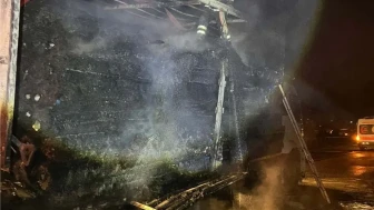 Merzifon–Samsun Karayolunda Kamyon Yangını: Araç Kullanılamaz Hale Geldi