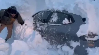 Film sahnelerini aratmayan kurtarma çalışması: Tonlarca ağırlıktaki kar kütlesinin altında kalan otomobil böyle çıkarıldı
