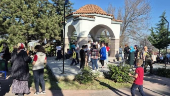 Merzifon'da Hıdırellez Geleneği: Kümbet Hatun Türbesi Ziyaretçi Akınına Uğradı