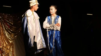 Aladdin Müzikali Sahneyi Büyüledi: Kutlubey Koleji Öğrencilerinden İngilizceyle Masalsı Bir Yolculuk