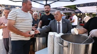 Merzifon’da Birlik Kazanı Kaynadı: Medrese Parkı'nda Aşure Dağıtıldı