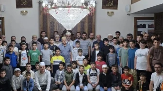 Sultaniye Camii’nde Baba-Oğul Sabah Namazı Buluşması