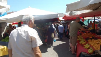 Pazarcı müşteri için serin havayı bekliyor!