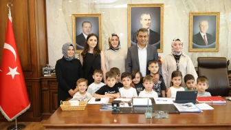 Minik Öğrencilerden Başkan Uzun’a Anlamlı Aşure İkramı