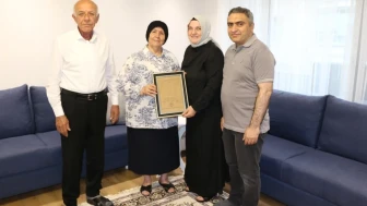 Kaymakam Karaaslan’dan Aile Yılı’na Anlamlı Ziyaret: 52 Yıllık Çifte Evlendirme Belgesi Takdimi