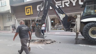 Belediye Ekiplerinden Çöken Asfalta Hızlı Müdahale