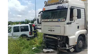 Merzifon’da Feci Kaza: 2 Kişi Araçta Sıkıştı