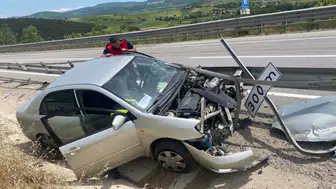 Merzifon – Çorum Yolunda Bariyerlere Çarptı! 3 Kişi Yaralandı