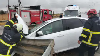 Merzifon Çevre Yolunda Otomobil Bariyerlere Çarptı: 2 Yaralı