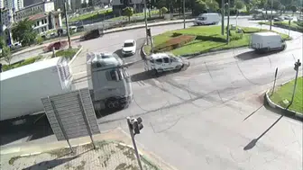 Amasya’da Tırın Dorsesi Seyir Halindeyken Koptu! O Anlar Kamerada