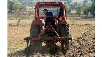 Hamamözü Kaymakamı Arslan traktörle tarla sürdü
