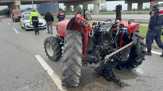 Kamyonet Traktöre Arkadan Çarptı: 2 Yaralı