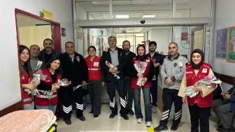 Merzifon’da Genç Kızılay'dan Sağlık Kahramanlarına Çiçekli Kutlama