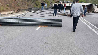 OSB Yolunda Korkutan Kaza: Çubuk Demir Yüklü Tır Devrildi