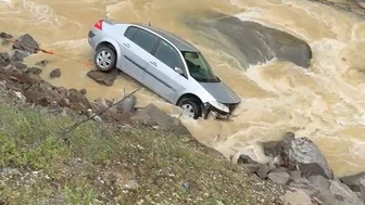 Otomobil Dereye Uçtu: Sürücü Yaralandı