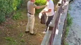 Türbe Bahçesinde İçki İçtiler! Vatandaşlar Müdahale Etti