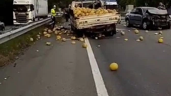 Kavun Yüklü Kamyonet ile Otomobil Çarpıştı! Kavunlar Yola Saçıldı, 3 Yaralı