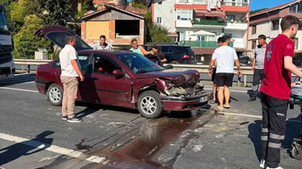 Yayalara Yol Vermek İçin Duran Kamyona Otomobil Çarptı: 2 Yaralı