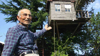 90 Yıllık Meşe Ağacına Ev Yaptı!