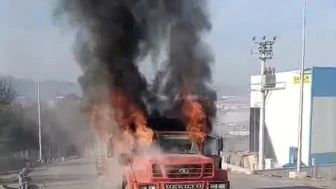 Aynı noktada yarım saat arayla iki kamyon yandı