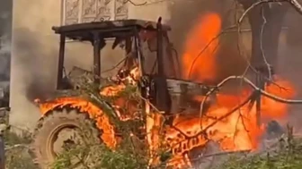 Ahşap ev ve traktör alevlere teslim oldu