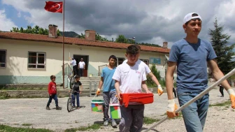 Amasya’da köy okulunu liselilerin ‘tamir takımı’ boyadı