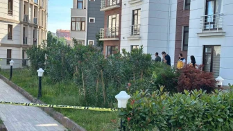 Genç kadın apartman önünde ölü bulundu