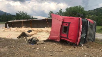 Amasya’da kereste yüklü tır devrildi: 2 yaralı