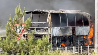 TEM’de yolcu otobüsü alev alev yandı: Yol trafiğe kapandı