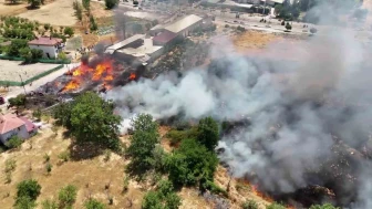 Amasya’da kereste deposu ve ev alev alev yandı