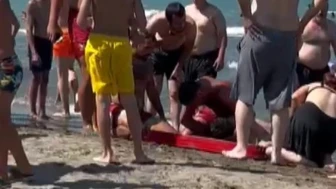 Denizde boğulma tehlikesi geçiren genç hastanelik oldu