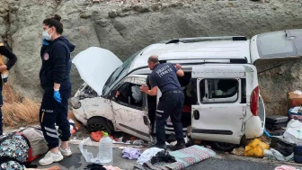 Amasya’da yoldan çıkan araç toprak yığınına çarptı: 4 yaralı