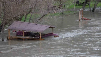 Yeşilırmak Nehri’nde su seviyesi 2 metreye kadar yükseldi, piknik masaları akıntıya kapıldı
