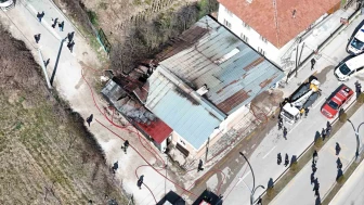 Mobilya atölyesiyle bitişikteki ev alevlere teslim oldu