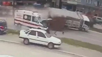 Vakaya giden ambulansın kaza anı kamerada: 1 ölü, 3 yaralı