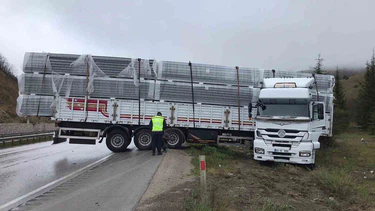 Yağışlar Nedeniyle Kontrolden Çıkan Tır, Yoldan Sıçradı!