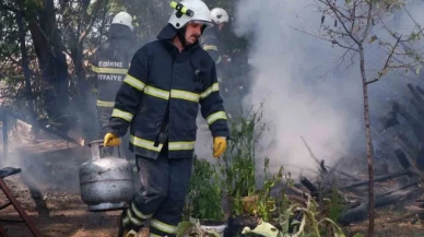 Alevlerin arasında kalan mutfak tüpü hızlıca güvenli noktaya taşındı