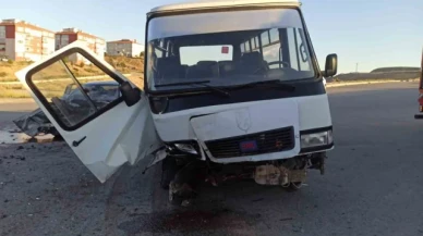 Ankara'da otomobil ile işçi servisi kafa kafaya çarpıştı: 15 yaralı