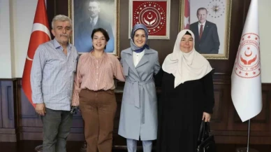 Bakan Göktaş, bilgi yarışmasında 1 milyon lira ödül kazanan Rabia Birsen ile bir araya geldi